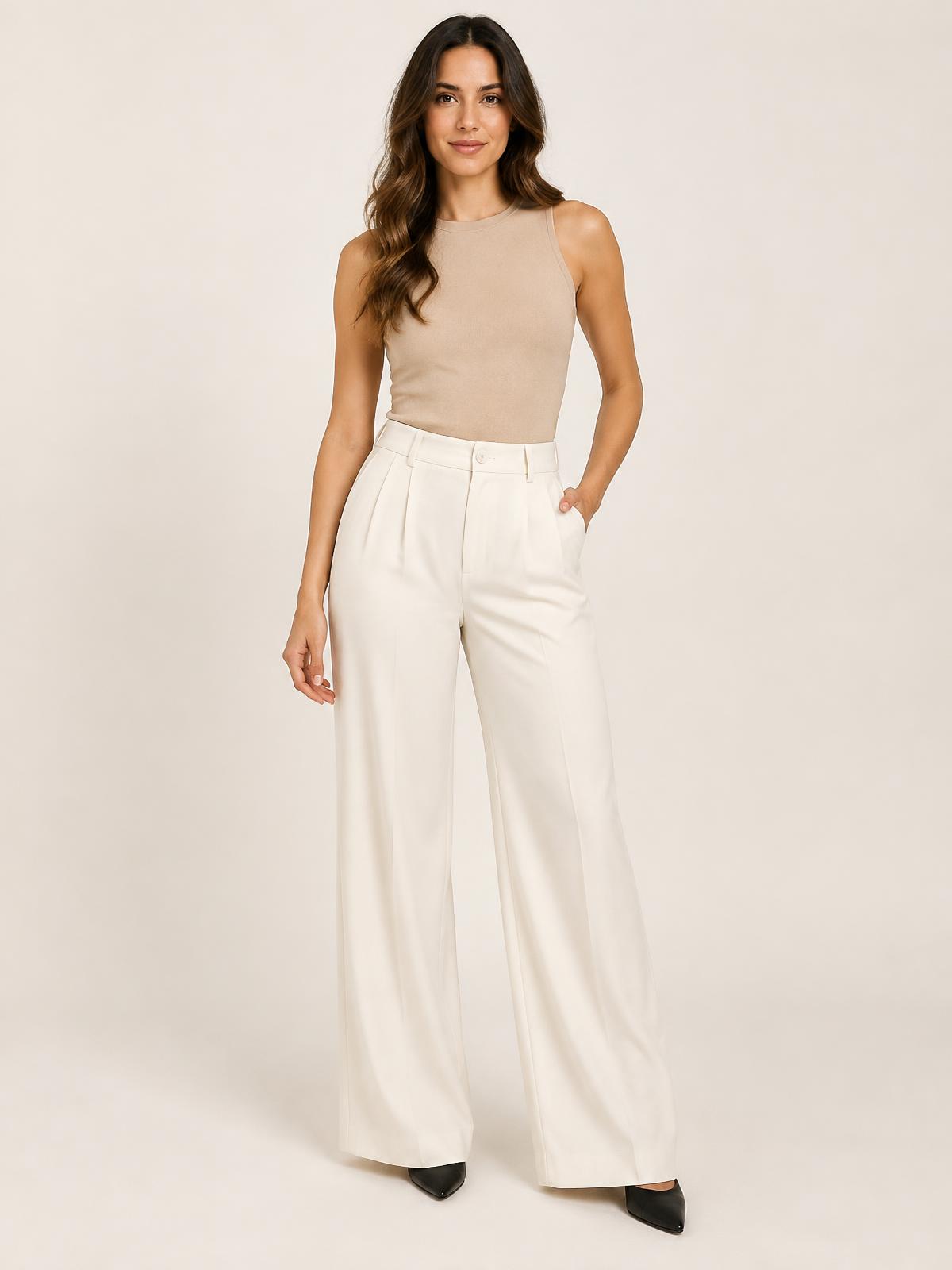 Modelo vestindo Calça Wide Leg Essência